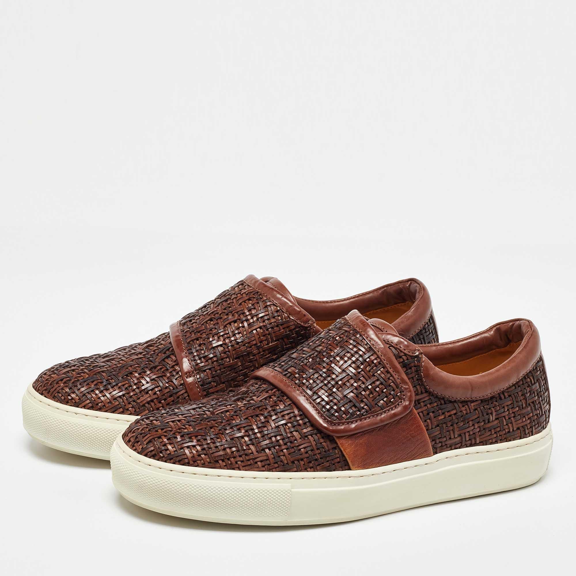 Añade un toque llamativo a tu atuendo con estas zapatillas. Están fabricadas con materiales de primera calidad y llevan cordones en los empeines y plantillas relajantes. La suela duradera de este par pretende proporcionarte comodidad a diario.