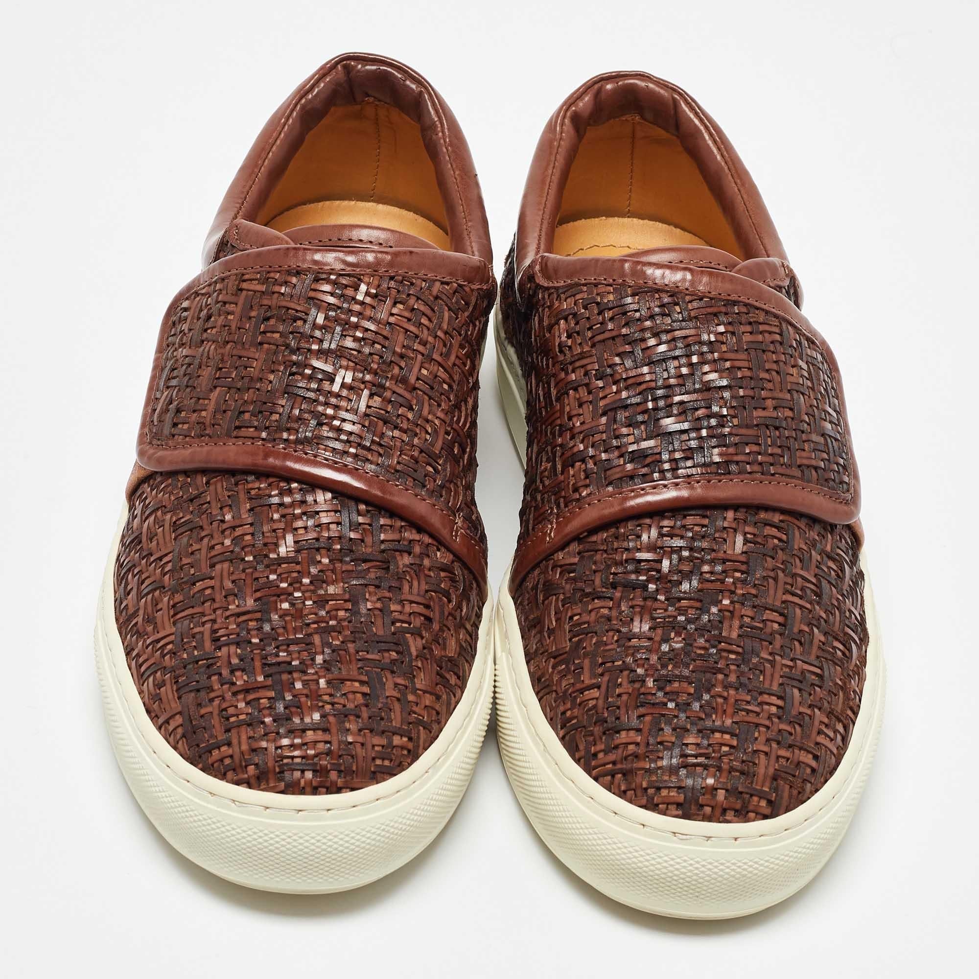 Giorgio Armani Zapatillas Slip On Piel Marrón Tejida Talla 38 en Bueno estado para la venta en Dubai, Al Qouz 2