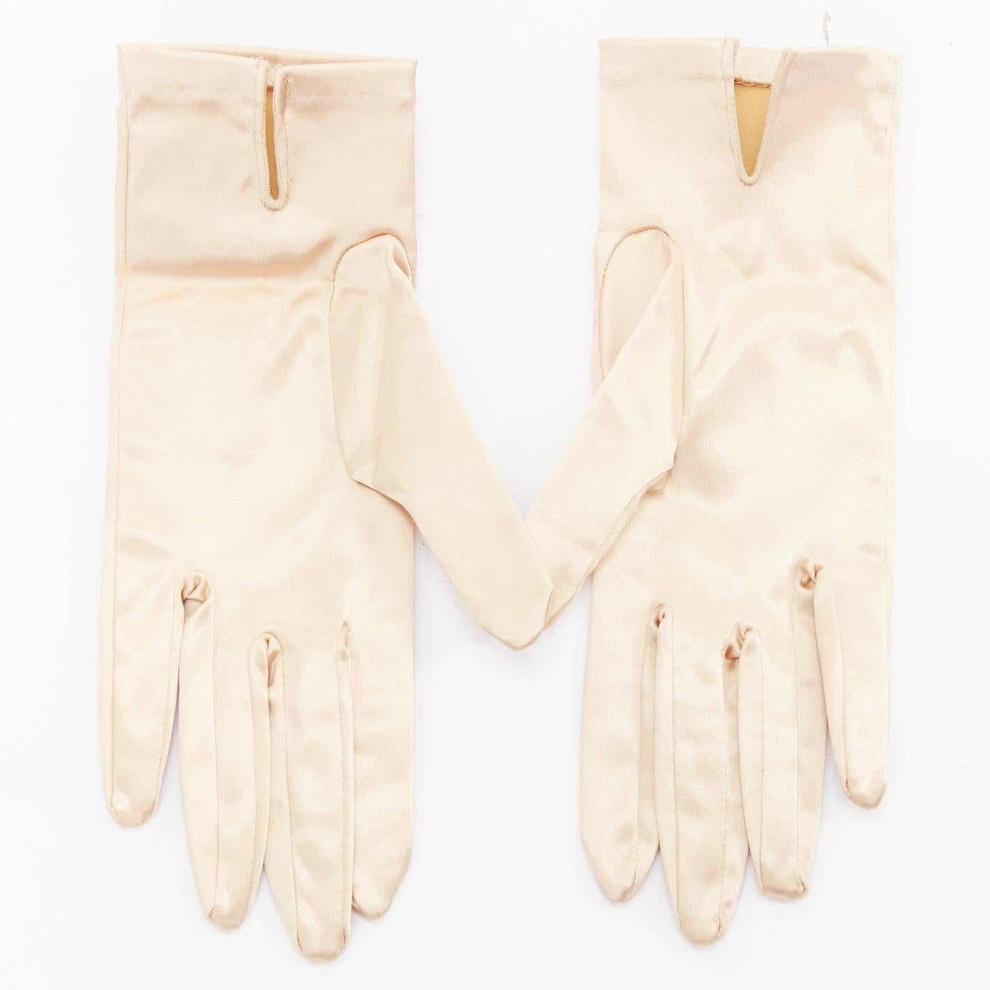 GIORGIO ARMANI champagne gold satin short evening gloves
Reference: NKLL/A00498
Brand: Giorgio Armani
Material: Satin
Color: Gold
Pattern: Solid
Closure: Slip On
Extra Details: Slit at back.
Made in: Italy

CONDITION:
Condition: Excellent, this item