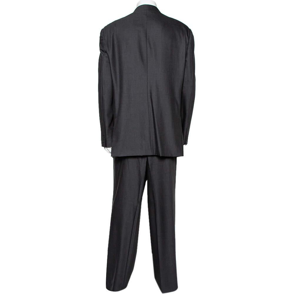 Dieser anthrazitfarbene Anzug von Giorgio Armani ist eine klassische Kreation, die Ihren formellen Look aufwertet. Der aus hochwertiger Wolle gefertigte Blazer hat ein gekerbtes Revers und drei Knöpfe an der Vorderseite. Die Hose bietet eine bequeme