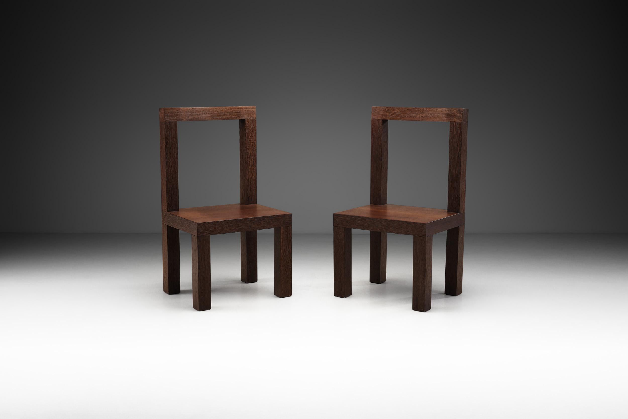 Diese von Giorgio Armani entworfenen Beistellstühle weisen die gleiche elegante Ästhetik auf, für die der Designer bekannt ist. Die Präzision der Konstruktion ist offensichtlich, und das Ergebnis wirkt sowohl modern als auch zeitgemäß.

Mit