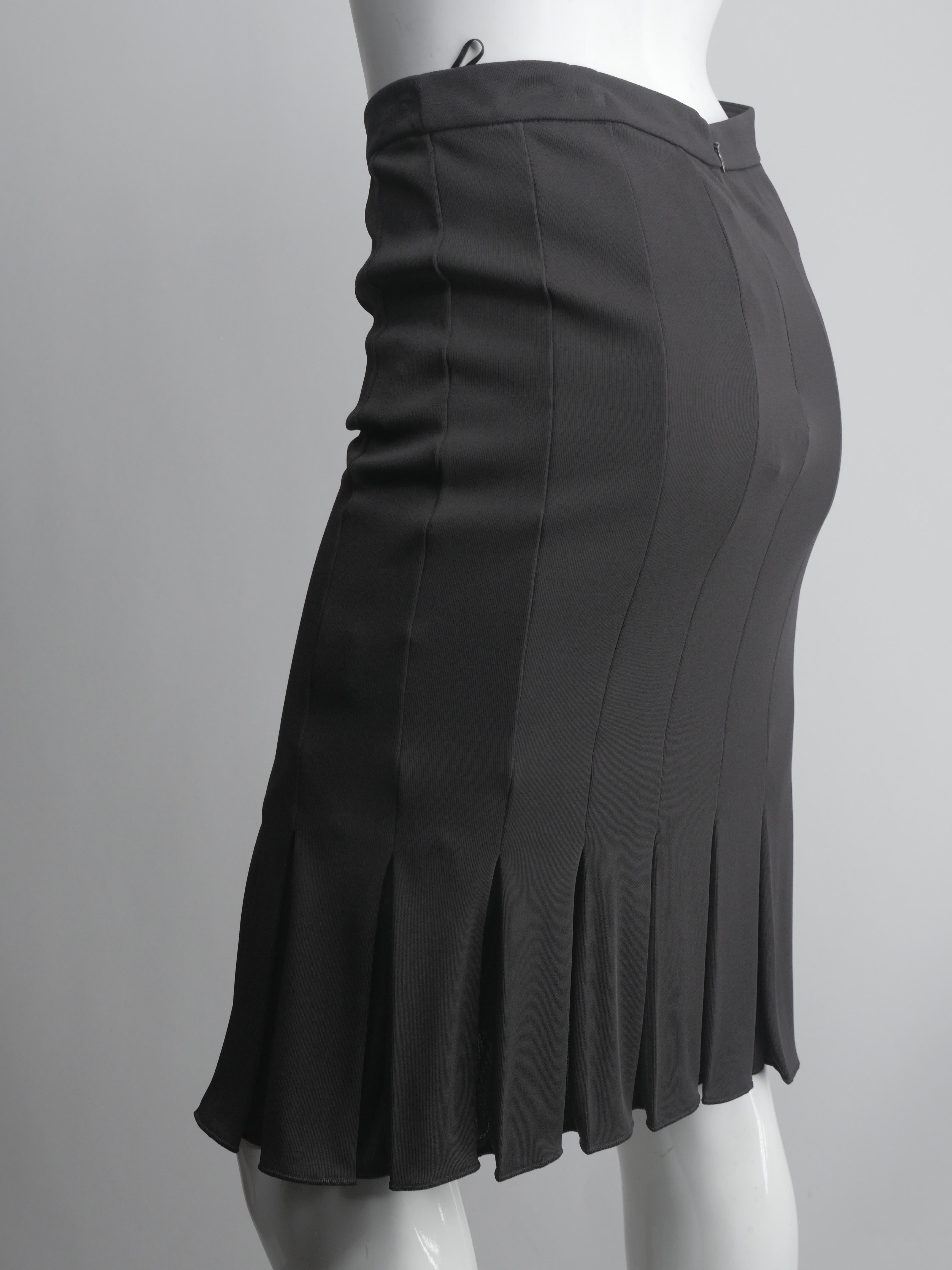 Giorgio Armani Chocolate Brown Size 4 Pleated Skirt In New Condition In Bridgehampton, NY