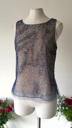 Top multicolor con abundantes adornos de Giorgio Armani, de la colección Primavera-Verano 2002, más o menos