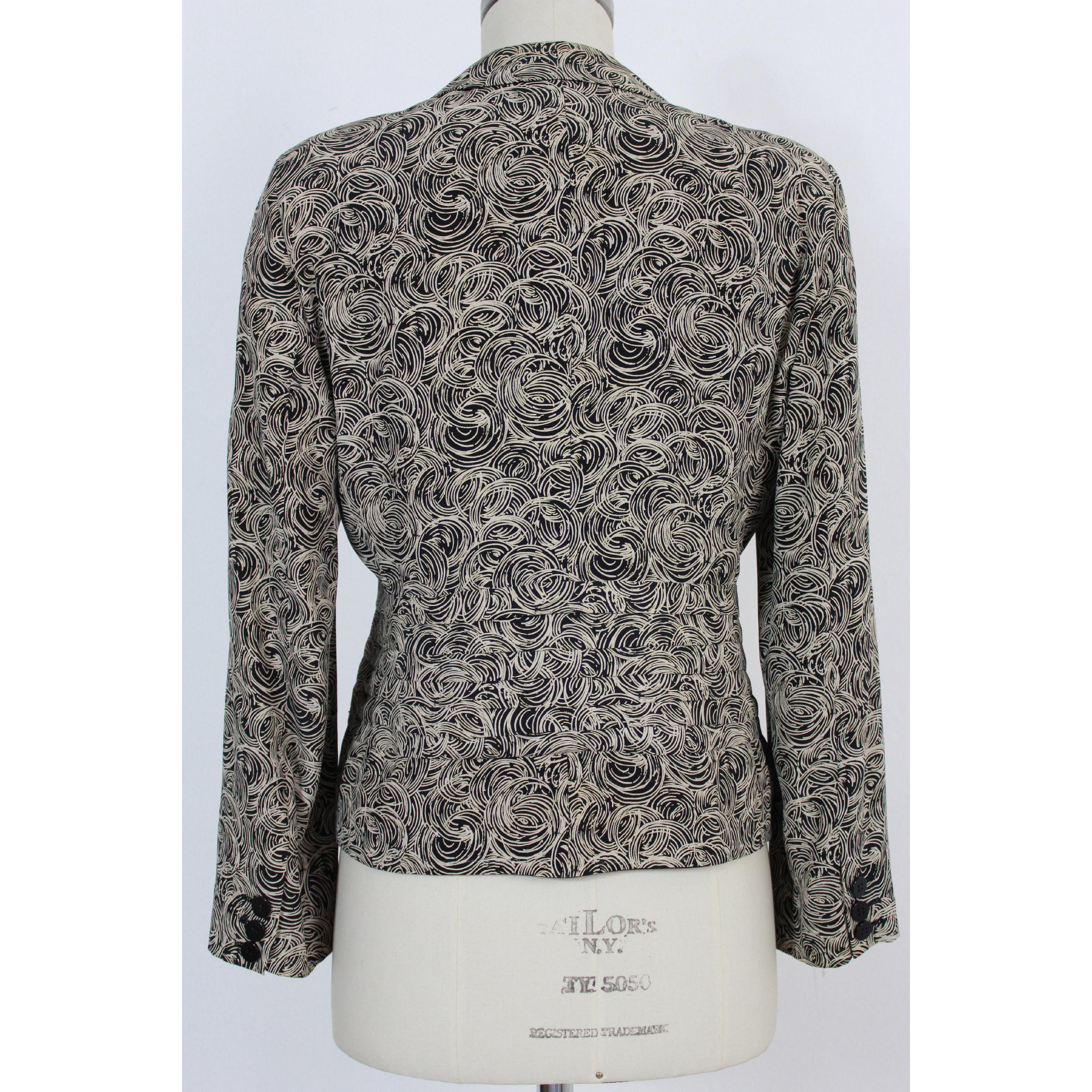 Vintage Giorgio Armani women's jacket. White and black in silk. Bow closure, print with geometric designs. 90s. Made in Italy. Excellent vintage condition. 

Size: 44 It 10 Us 12 Uk 

Shoulder: 44 cm 
Bust/Chest: 52 cm
Sleeve: 58 cm
Length: 61 cm