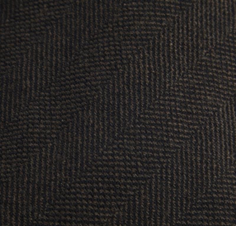 Pick this Giorgio Armani tie to give your look a luxe slant. It is made from wool and the design is incorporated with patterns. It is finished with the brand label at the back.