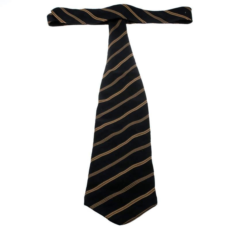 Cut from quality silk, this Giorgio Armani tie features diagonal stripes in jacquard all over. The piece is complete with the label as the keeper loop on the back. Look smart by pairing it with neat shirts.

