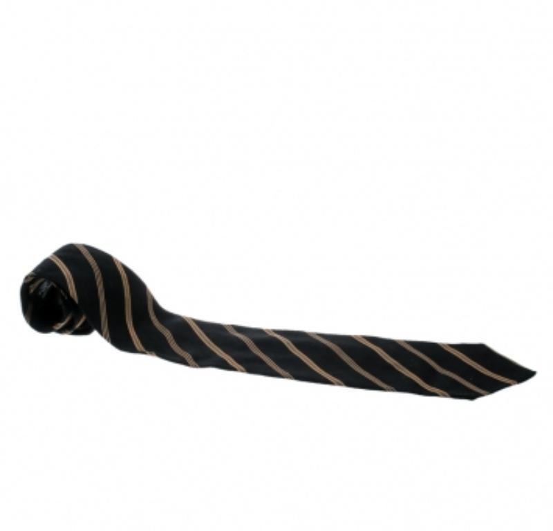 Cortada en seda de calidad, esta corbata Giorgio Armani presenta rayas diagonales en jacquard por todas partes. La pieza está completa con la etiqueta como lazo de sujeción en la parte posterior. Luce un aspecto elegante combinándolo con camisas