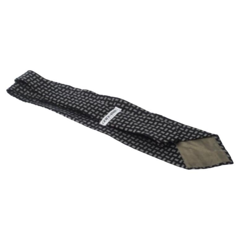 Sprechen Sie mit dieser Krawatte von Giorgio Armani durch die Wahl Ihrer Accessoires für Luxus. Es wurde aus hochwertigen Stoffen geschnitten und mit Prints auf allen Seiten und dem Logo als Keeper-Loop auf der Rückseite gestaltet.
