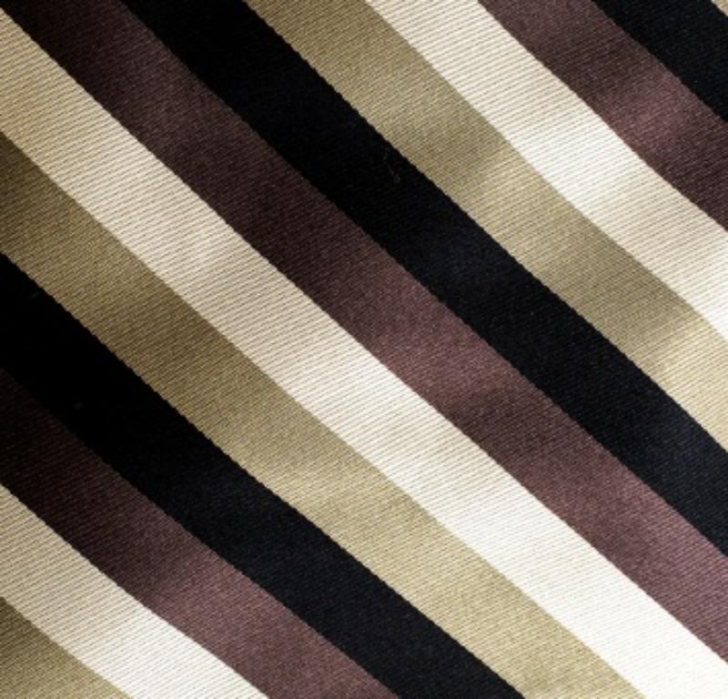 Para acompañar y completar tus formales, Giorgio Armani te trae esta maravillosa corbata confeccionada en seda. Es de color marrón con rayas diagonales por todas partes y la etiqueta como lazo de sujeción en la espalda.