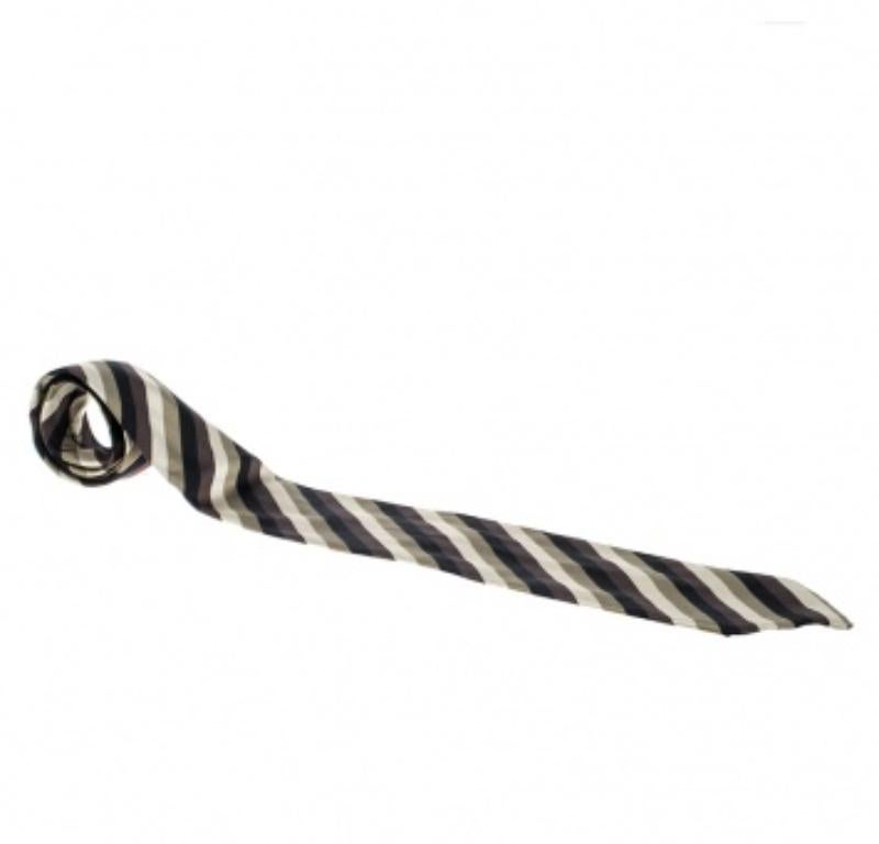 Corbata de seda tradicional de rayas diagonales Giorgio Armani Cravatte en Bueno Estado en Dubai, Al Qouz 2