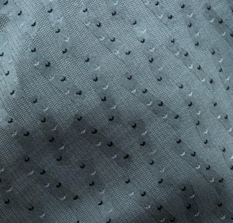 Es geht nichts über auffällige Accessoires, mit denen Sie Ihre Liebe zur Mode zeigen können. Diese Krawatte von Giorgio Armani aus Seide und Baumwolle ist in Grau gehalten und mit einem Jacquard-Muster überzogen. Dieses stilvolle Stück ist den Kauf