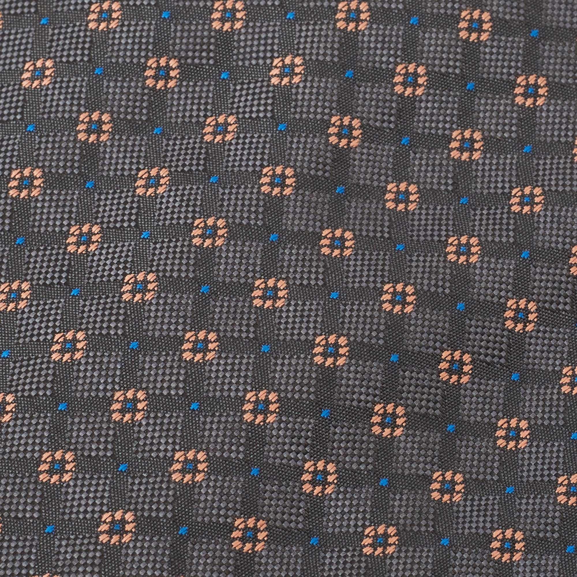Cette cravate est un accessoire formel parfait qui présente un attrait pointu et moderne. Confectionné dans des matières luxueuses, il présente des motifs complexes et l'étiquette de la marque est soigneusement cousue au dos. Il ne manquera pas