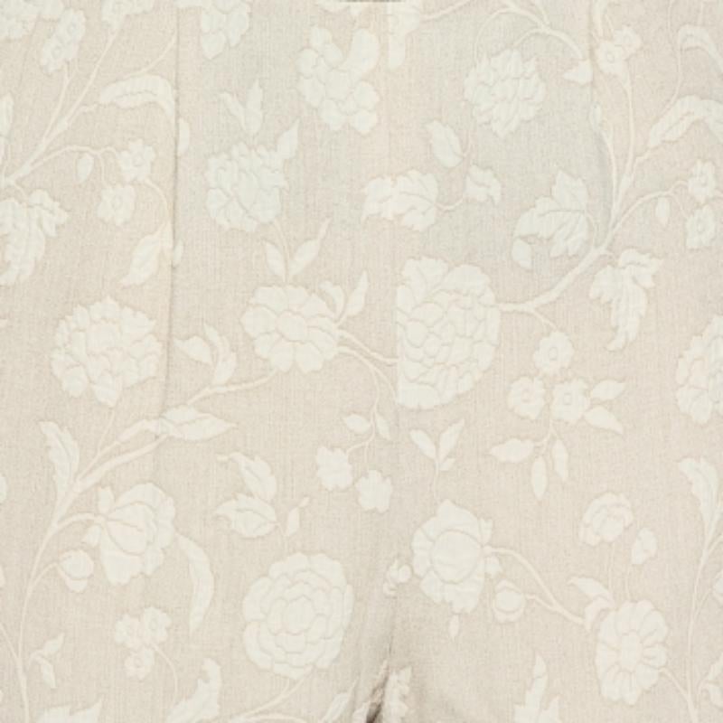 These pretty trousers from Giorgio Armani will be a perfect addition to your collection. They come with tapered legs and a floral jacquard design all over. This cream-hued creation is a buy you won't regret.