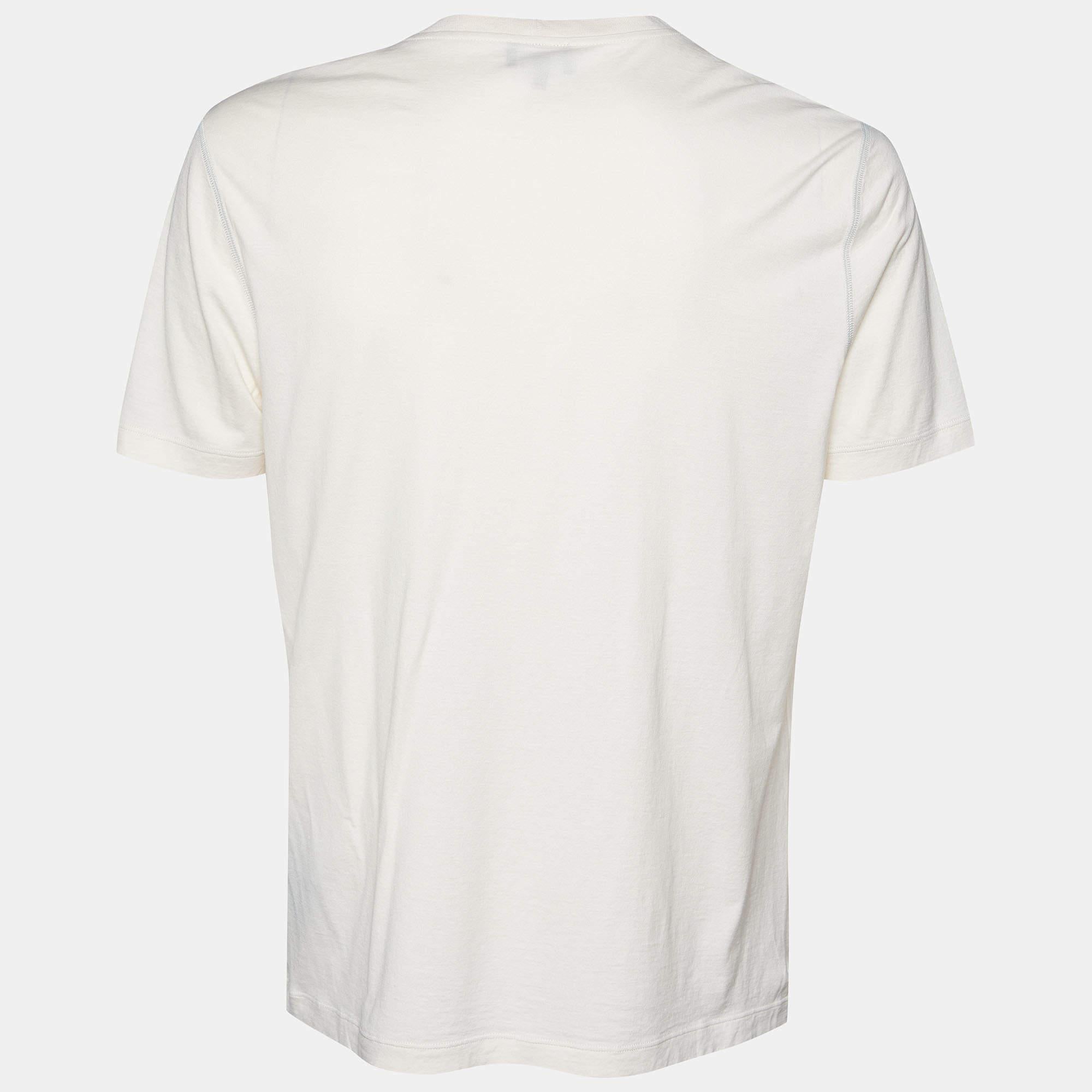 Ottieni il comfort e il giusto stile casual con questa maglietta firmata. Progettato per essere affidabile e duraturo  la creazione ha una scollatura semplice  maniche corte  e dettagli firmati.
