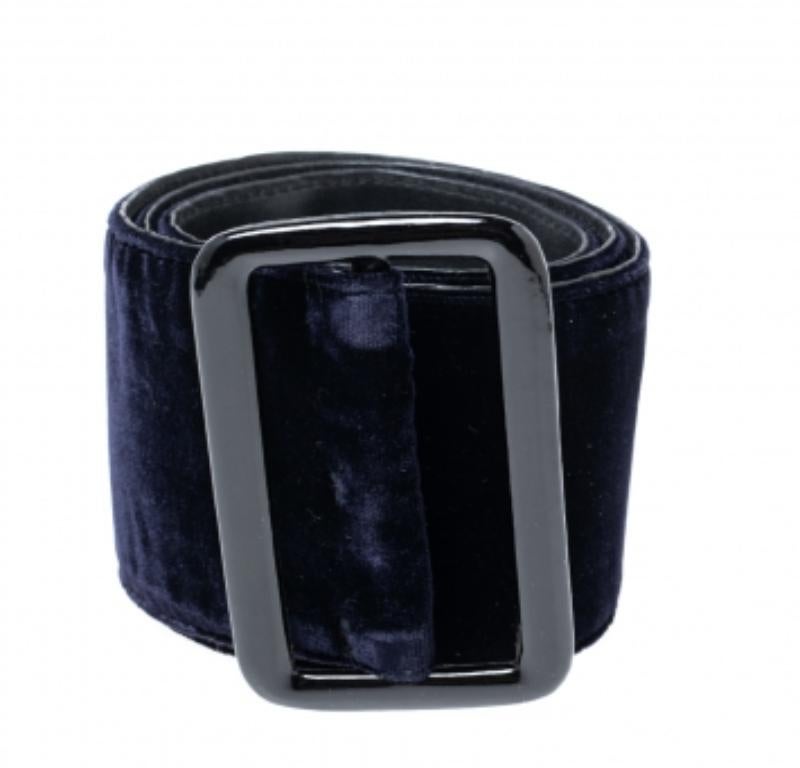 Este impresionante cinturón de la Casa Giorgio Armani no puede faltar en tu colección de accesorios. Está hecha de terciopelo azul oscuro, con herrajes en tono negro. Este cinturón tiene una longitud de 55 cm.