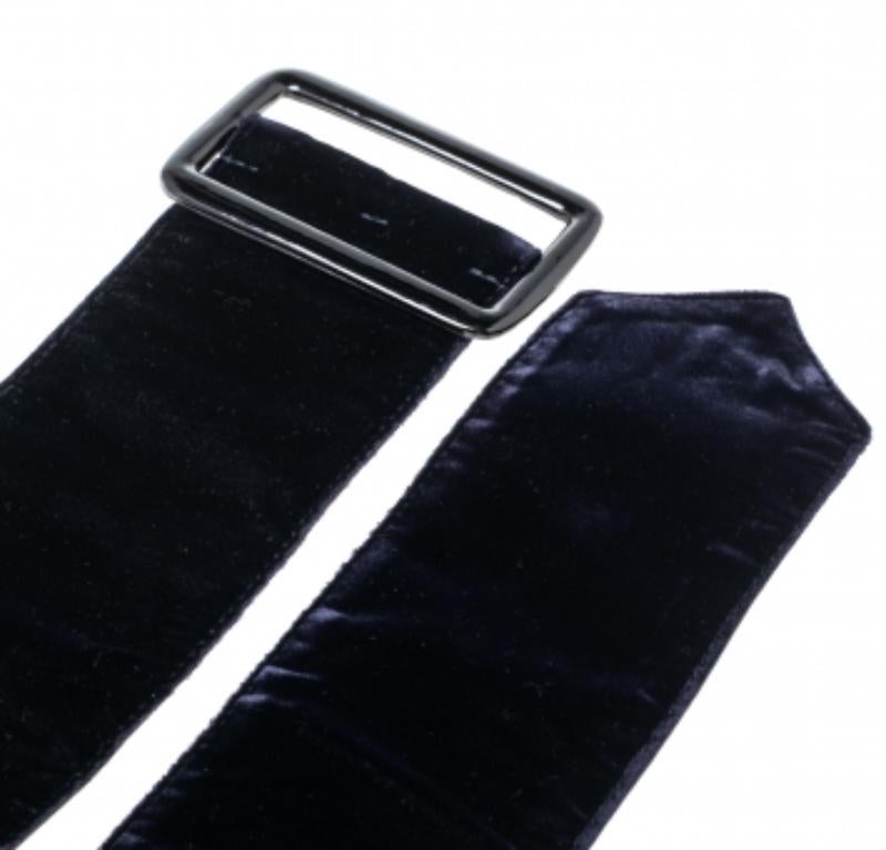 Giorgio Armani Cinturón de terciopelo azul oscuro con hebilla 55CM en Excelente estado para la venta en Dubai, Al Qouz 2