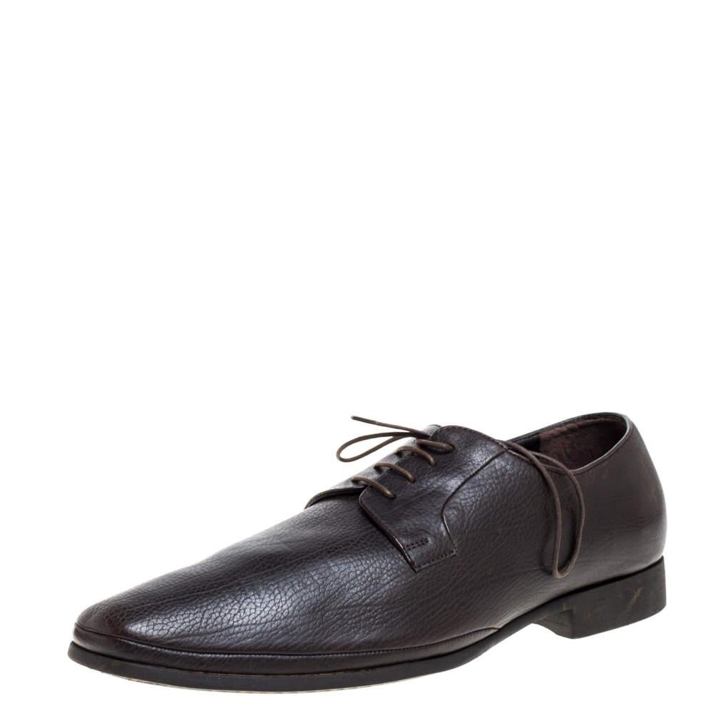 To the men out there, treat yourselves to these dapper Giorgio Armani Oxford shoes. The smooth exterior and the interior are made from dark brown leather. They have flat heels, lace-ups uppers and round toes. They are finished with leather soles. 