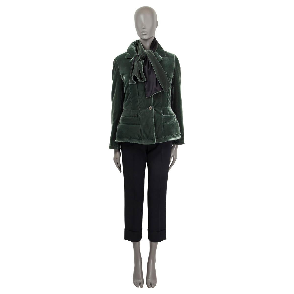 100% authentic Giorgio Armani quilted blazer jacket in green viscose (80%) and silk (20%). Features two slit pockets on the front. Opens with three silver buttons on the front. Lined in green silk (100%). Has been worn and is in excellent condition.