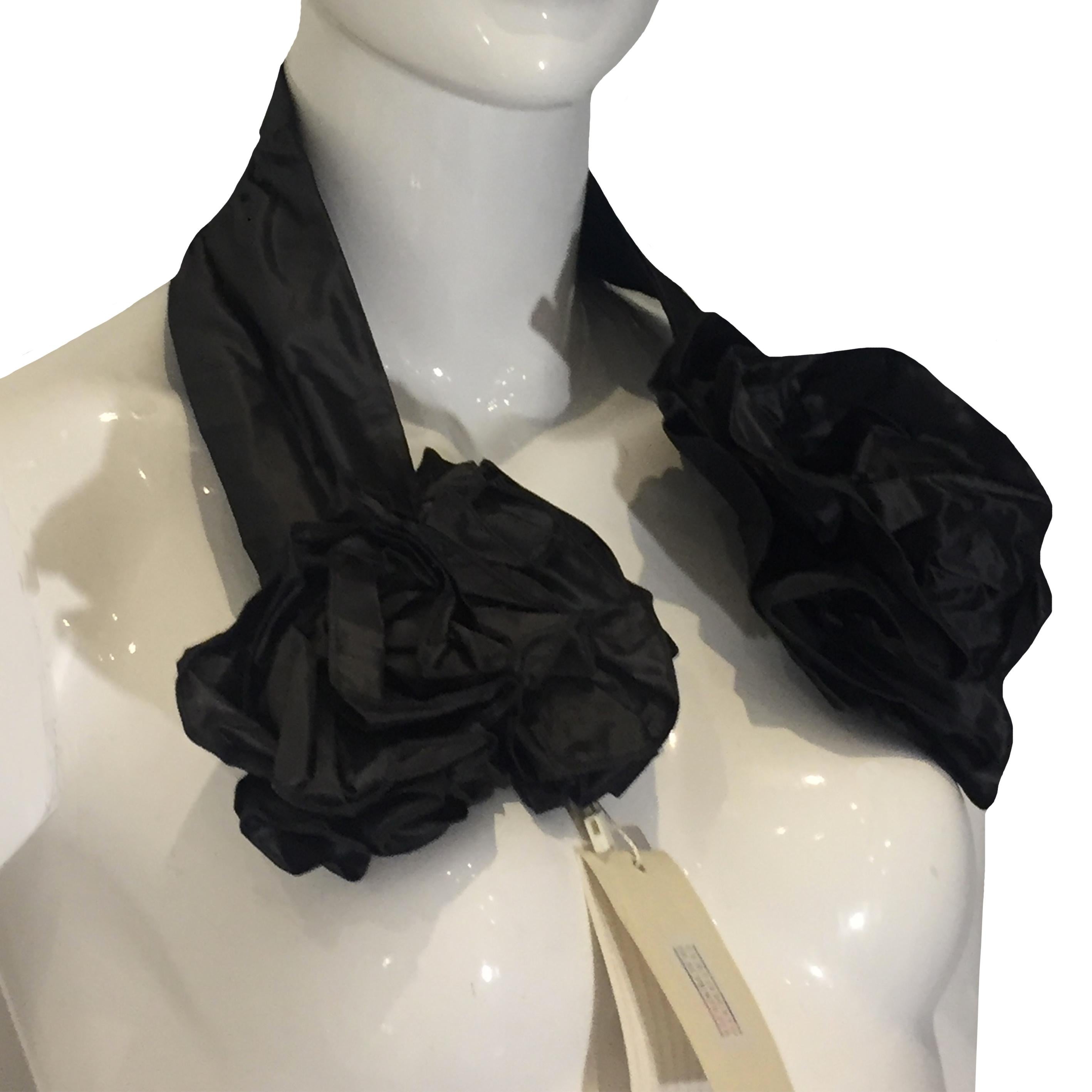 GIORGIO ARMANI Dark grey silk flower scarf In New Condition For Sale In Paris, FR