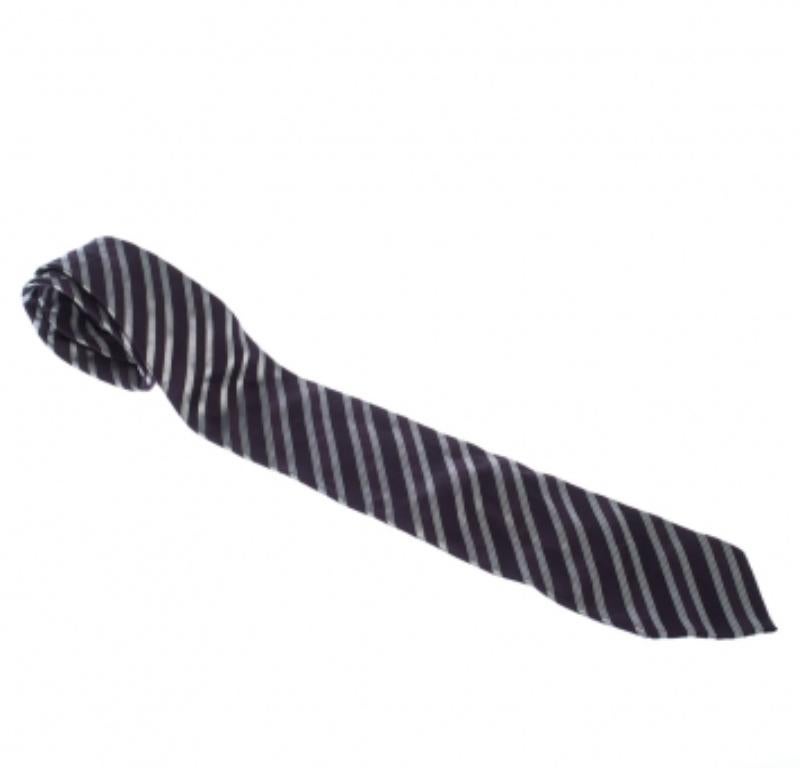 Nero Giorgio Armani Cravatta tradizionale in seta jacquard a righe diagonali viola scuro in vendita