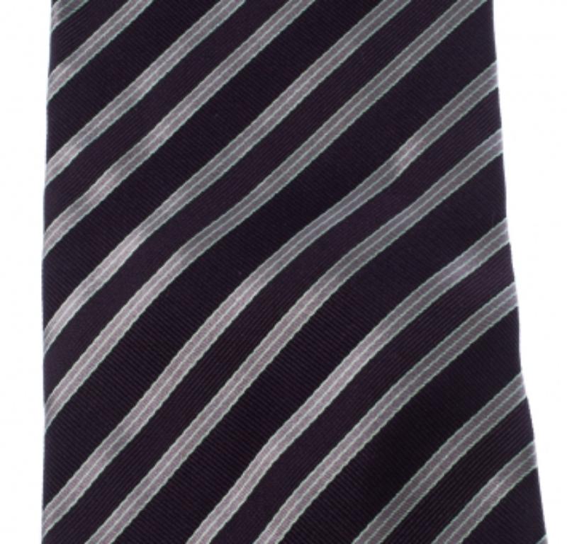Giorgio Armani Cravatta tradizionale in seta jacquard a righe diagonali viola scuro In condizioni buone in vendita a Dubai, Al Qouz 2