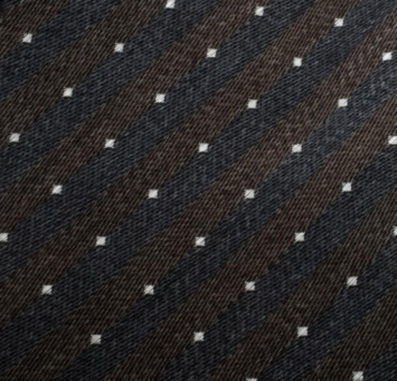 Cette cravate suave en laine et soie de Giorgio Armani est parfaite pour les hommes élégants. Conçue avec des rayures diagonales et des points en jacquard, cette cravate est accompagnée de l'étiquette et d'une boucle de maintien au dos. Portez-le