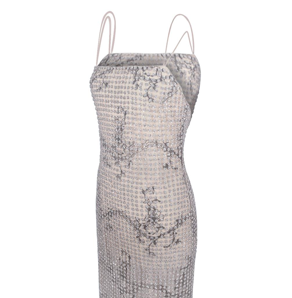 Garantiert authentisches Kleid von Giorgio Armani, das so göttlich exquisit ist, dass es Sie vom Roten Teppich ins Weiße Haus bringen kann!  
Atemberaubend und der Inbegriff der Magie von Giorgio Armani.
Die äußere Tüllschicht ist mit kleinen