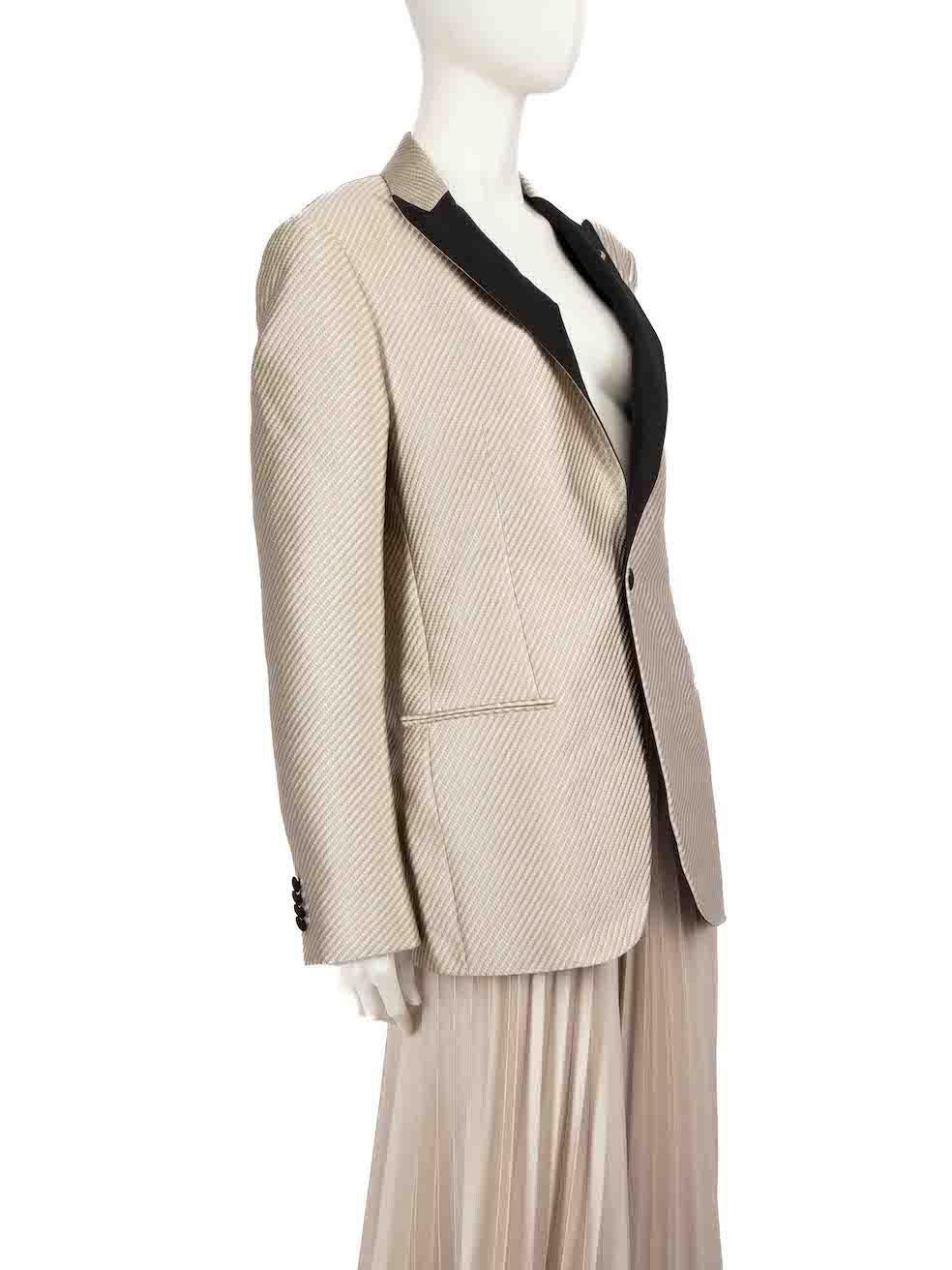 L'ÉTAT est très bon. L'usure du blazer est minime. Minime traction à fil sur le devant haut côté droit et le bas de la doublure arrière sur ce Giorgio Armani designer occasion revente article.



Détails


Ecru

Polyester

Blazer

Motif rayé en