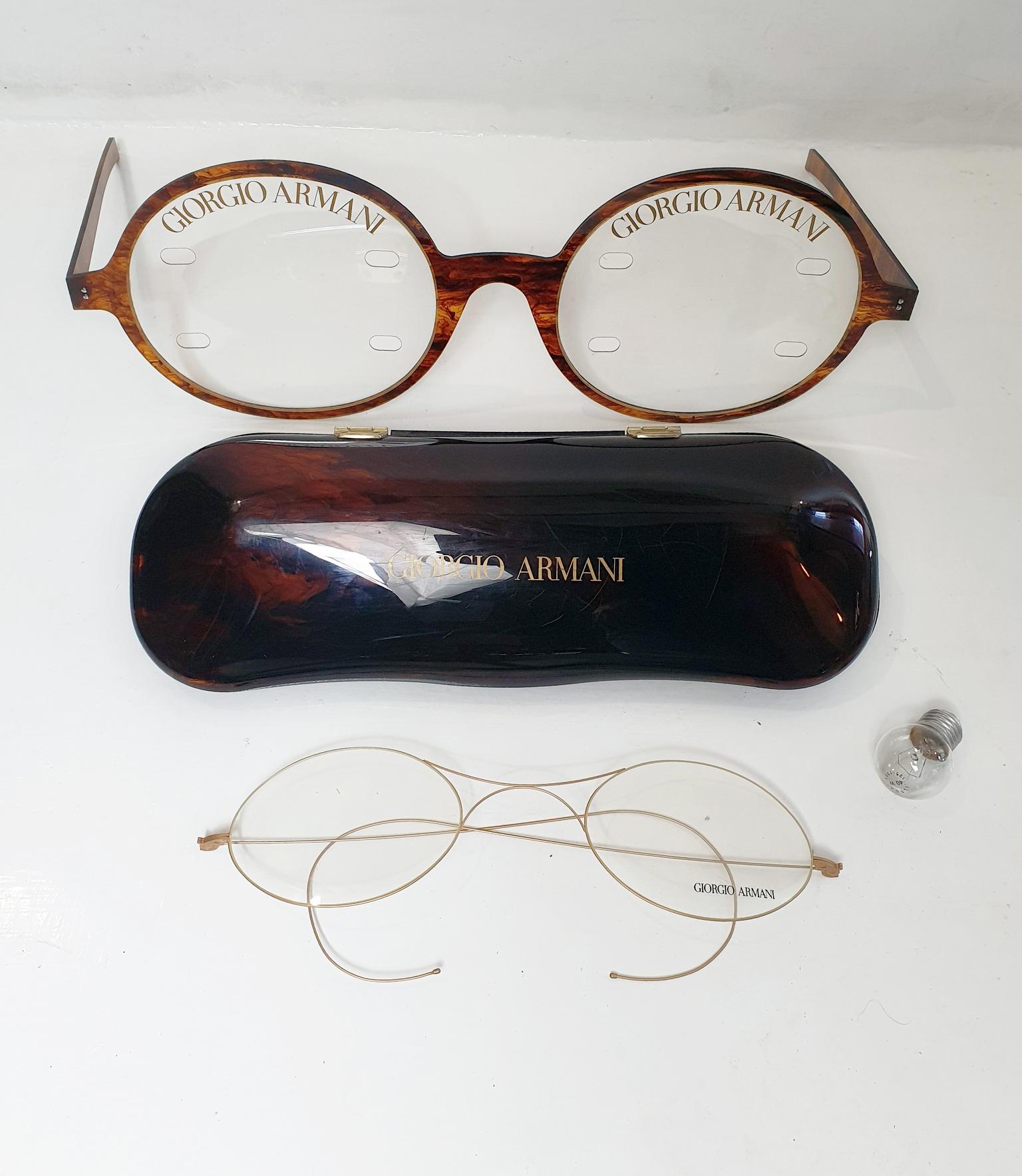 Objets de collection publicité vintage Giorgio Armani / Présentoir à lunettes. Lunettes surdimensionnées et étui. Les lentilles en paires de tortue ont des fentes pour afficher les lunettes Armani et les tempes agissent comme des jambes dépliables
