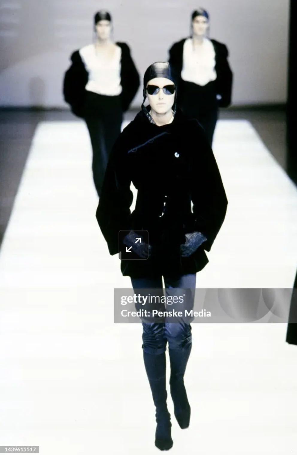 Giorgio Armani Otoño 2002 Satén Plisado Pantalón Corto en venta 6