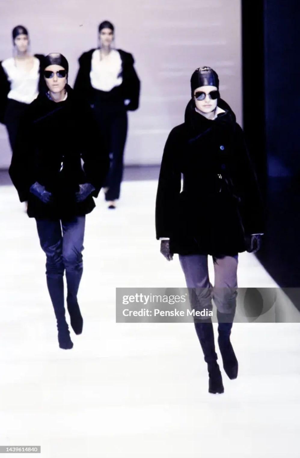 Giorgio Armani Otoño 2002 Satén Plisado Pantalón Corto en venta 7