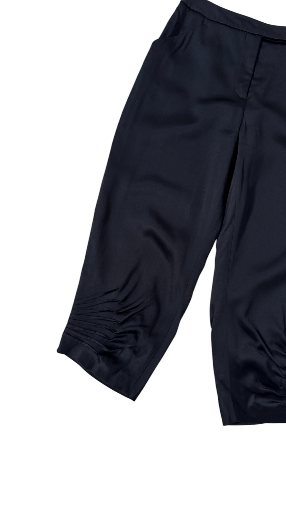 Giorgio Armani Otoño 2002 Satén Plisado Pantalón Corto Black en venta