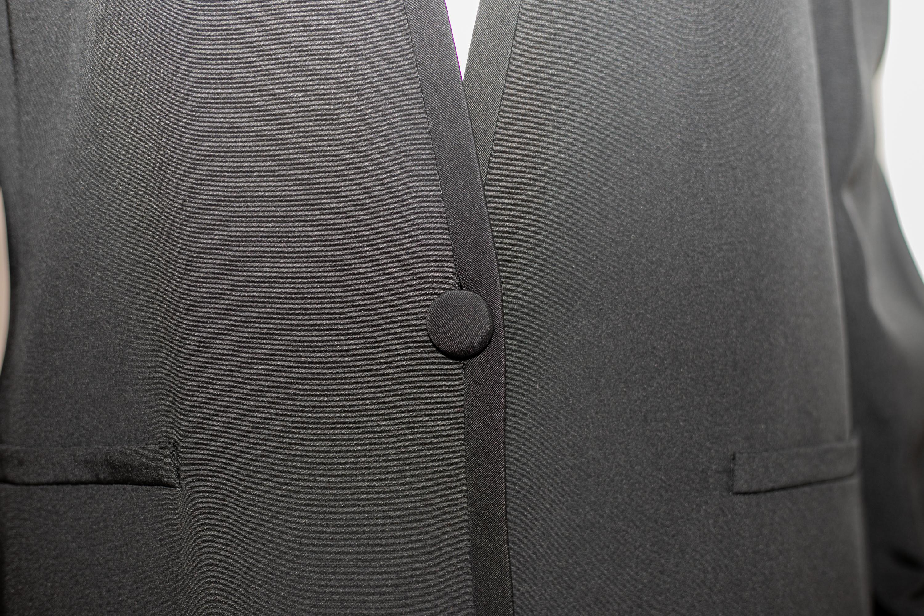 Manteau long à la mode Giorgio Armani en soie noire en vente 5