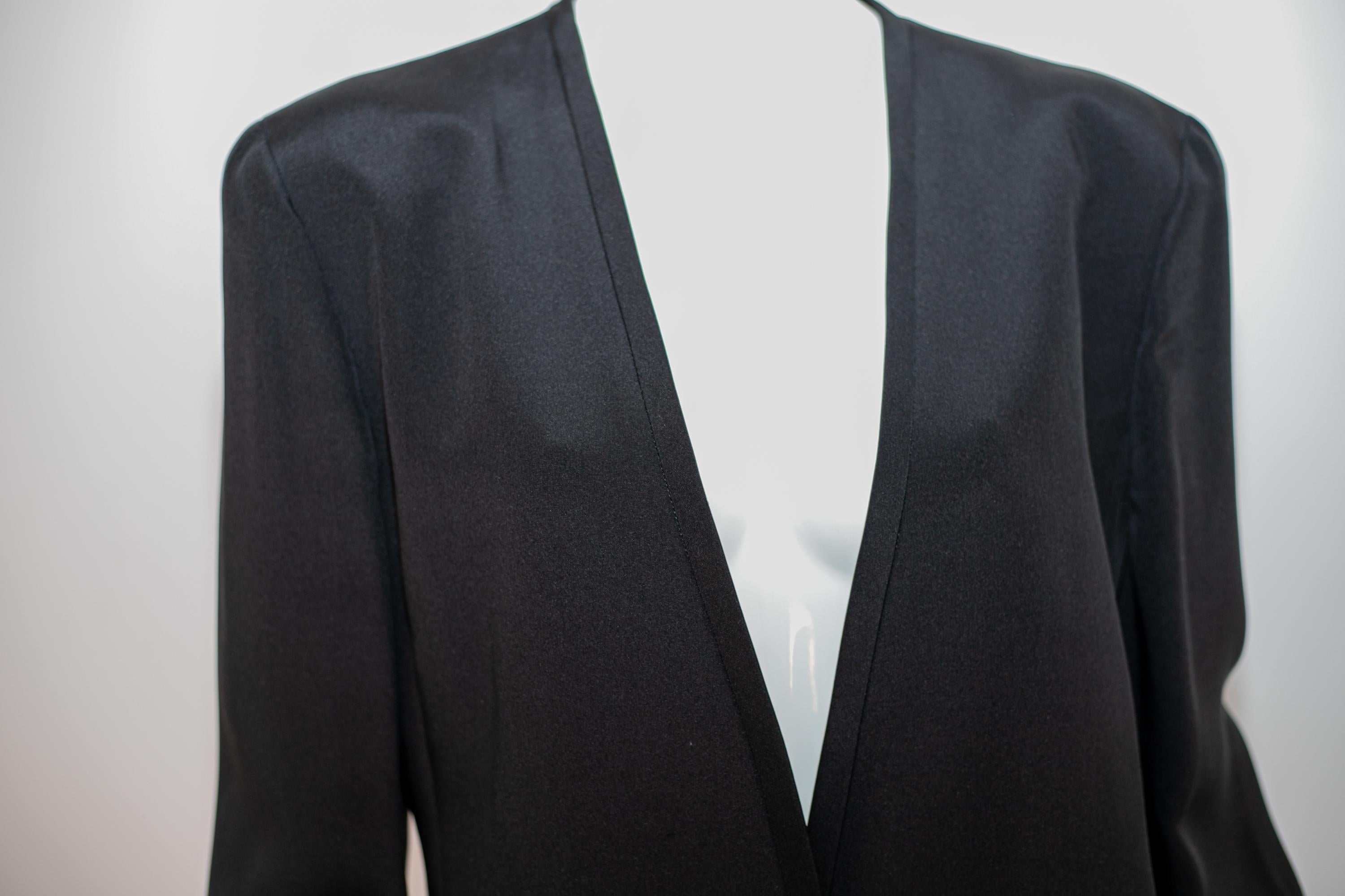 Manteau long à la mode Giorgio Armani en soie noire en vente 6