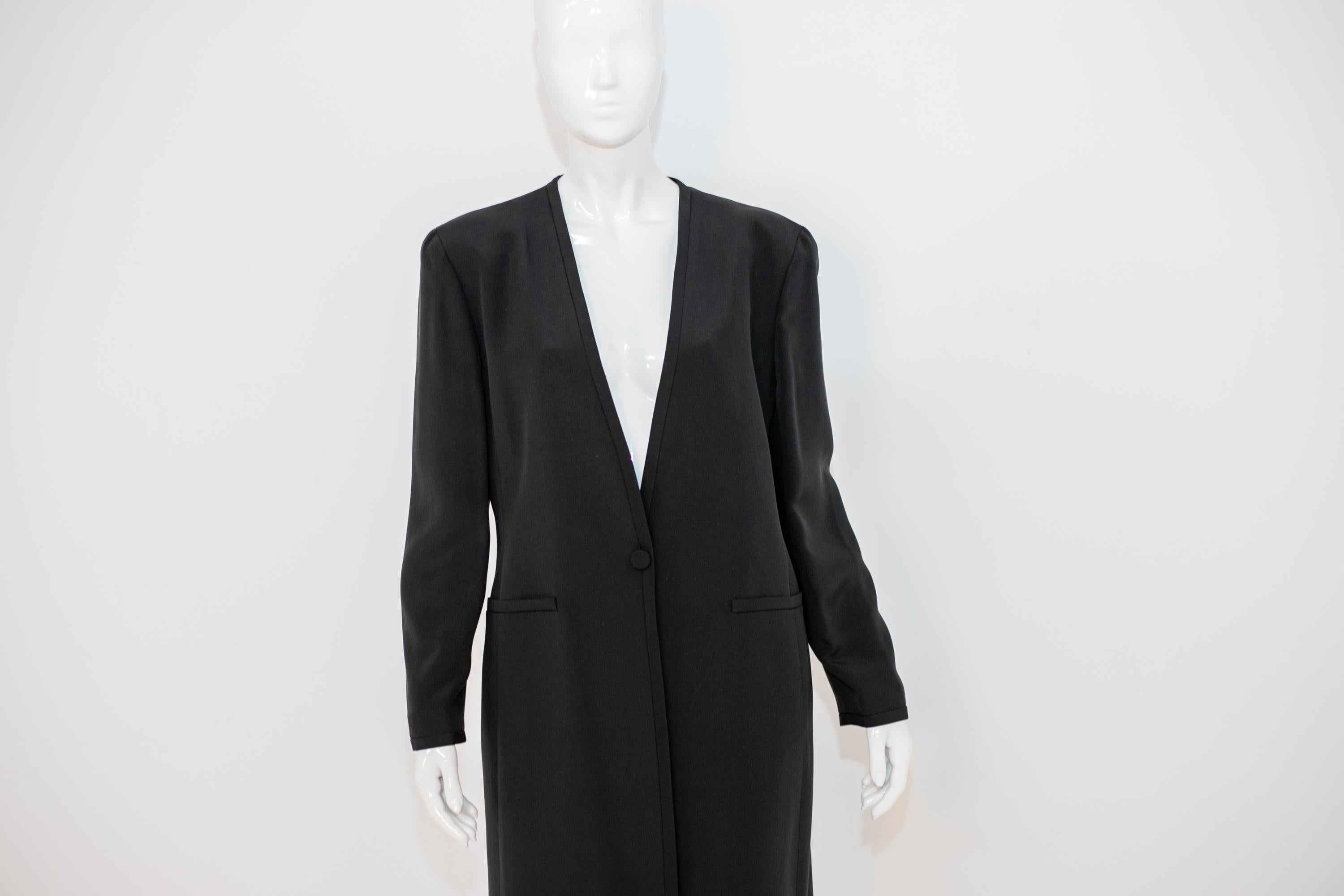 Manteau long à la mode Giorgio Armani en soie noire en vente 2