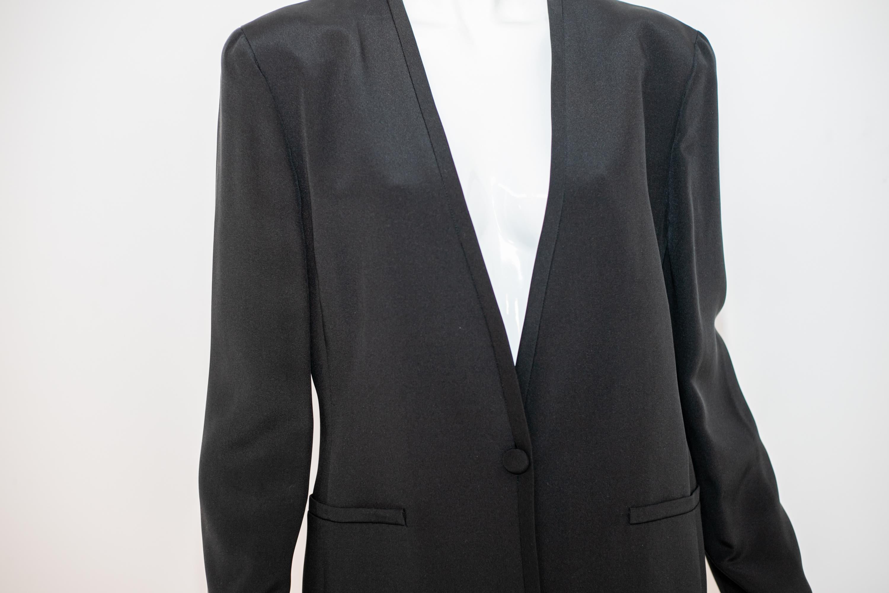 Manteau long à la mode Giorgio Armani en soie noire en vente 3