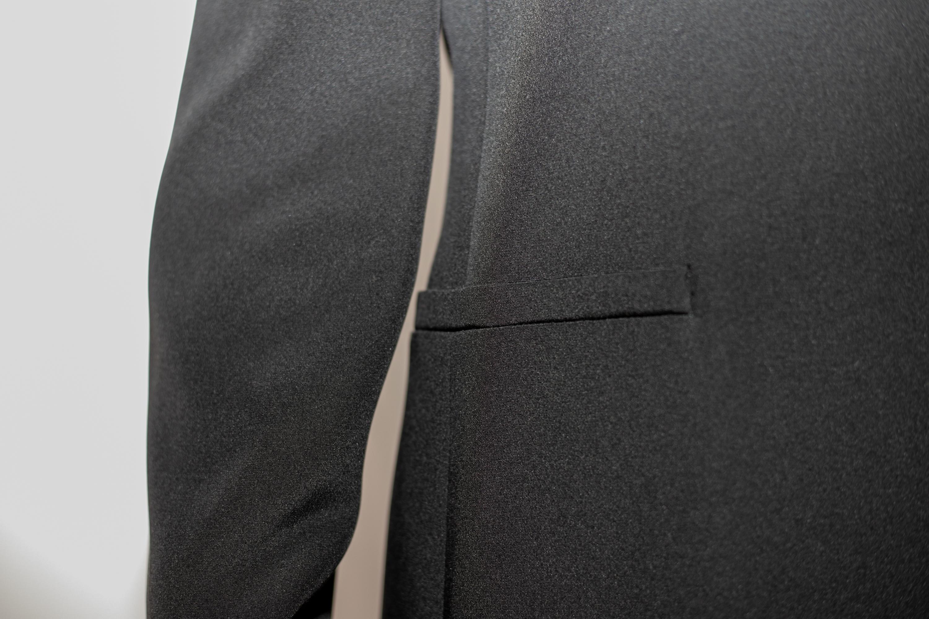 Manteau long à la mode Giorgio Armani en soie noire en vente 4