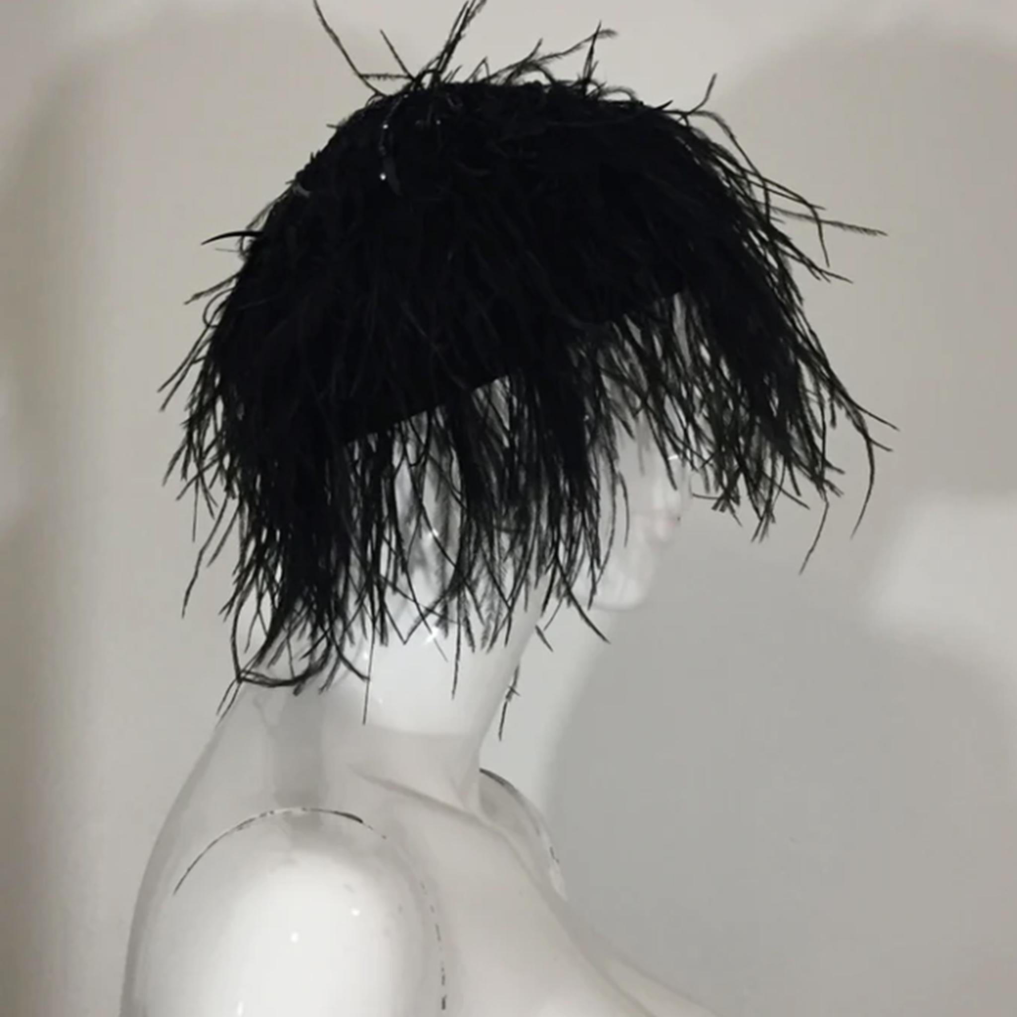 GIORGIO ARMANI FW2004 hat with black feathers and pearls  In Good Condition For Sale In Paris, FR