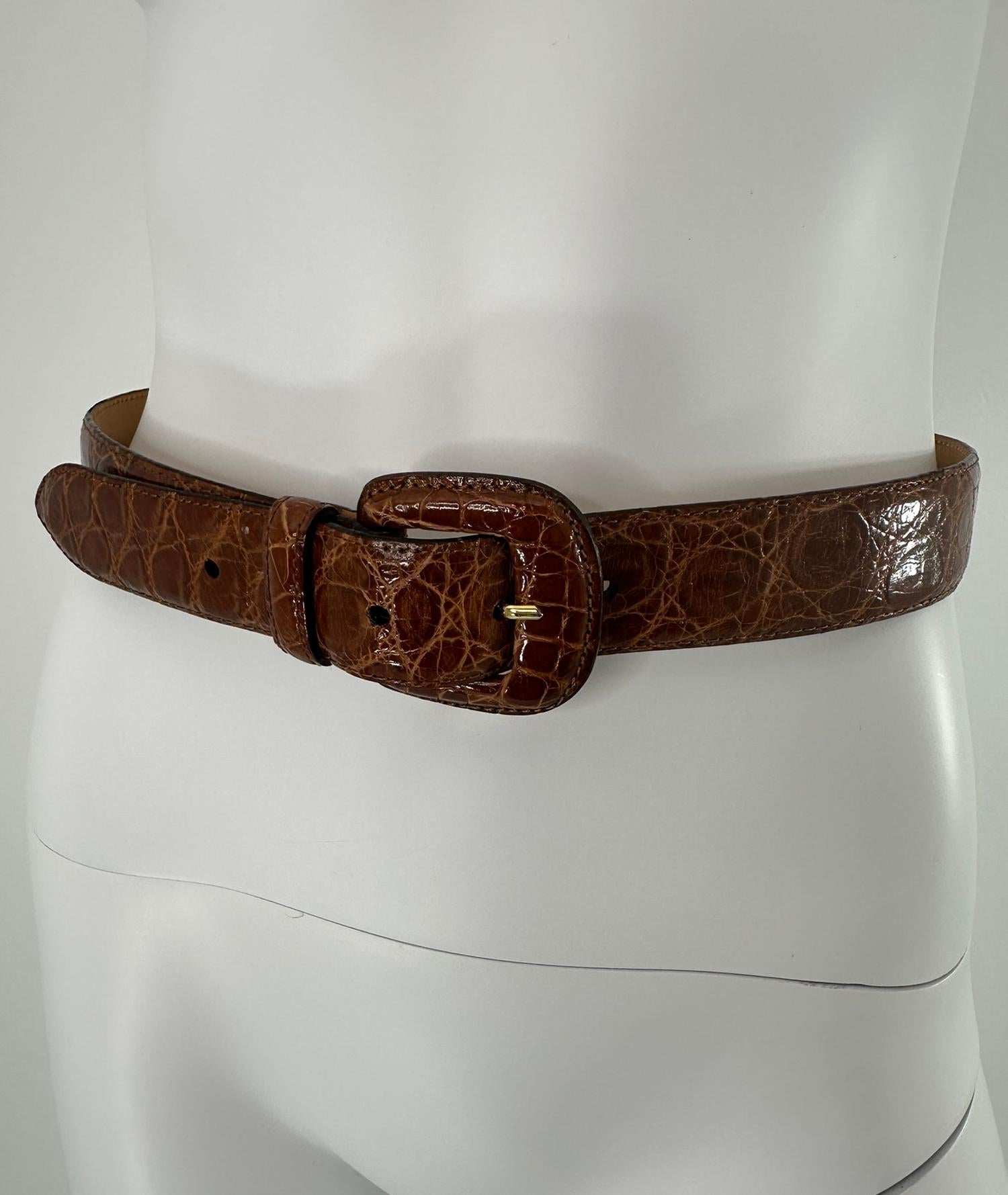 Cintura in vero coccodrillo smaltato Giorgio Armani, taglia 70/28, non indossata. 
Un colore splendido e ricco, con una finitura smaltata.
 1 1/4 di pollice di larghezza x 33