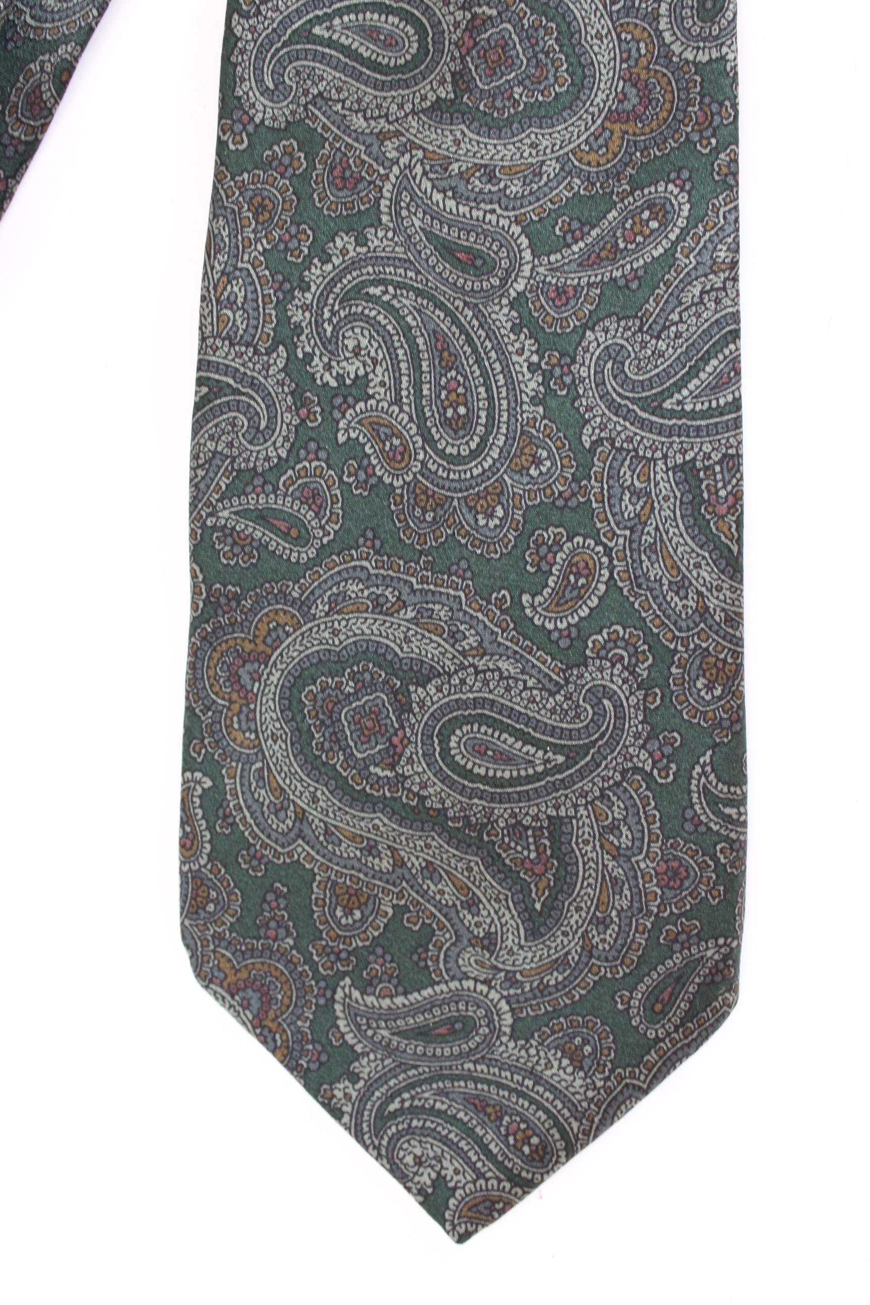 Giorgio Armani 90s vintage elegant tie. Gray color with paisley patterns. 100% silk. Wide model on the tip. Made in Italy. Excellent vintage conditions.

Length: 146 cm

Width: 9 cm