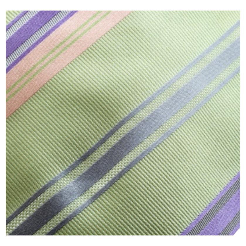 Cette cravate en soie verte sera parfaite pour ajouter un peu d'éclat à vos costumes formels. Il est signé Giorgio Armani et présente des rayures diagonales contrastées ainsi que le Label en guise de boucle de maintien au dos.
