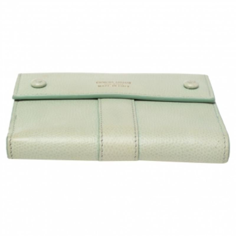 Ce joli et élégant portefeuille vert de Giorgio Eleg sera votre accessoire préféré en un rien de temps ! L'intérieur en cuir et en nylon de ce portefeuille est soigneusement structuré et accueillera en toute sécurité vos devises et autres