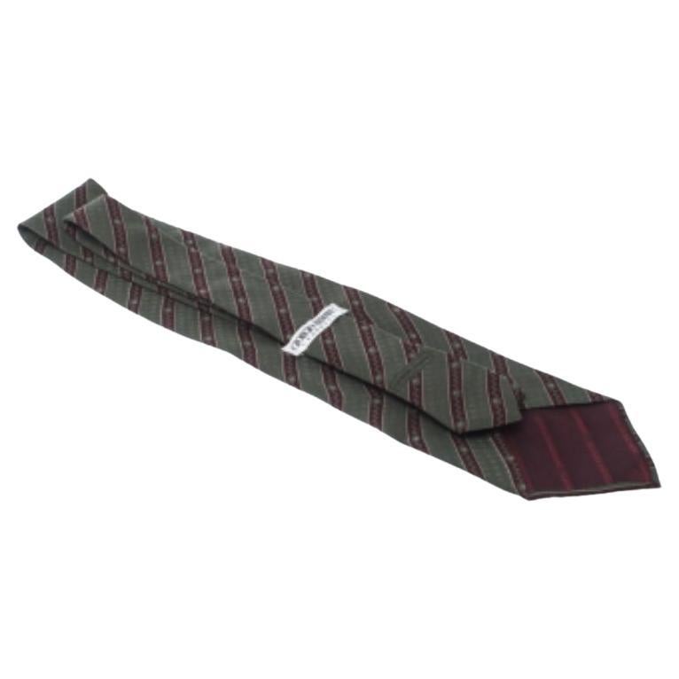 Diese Krawatte von Giorgio Armani ist das, was jeder Mann haben muss. Es besteht aus 100 % Seide und ist durchgehend mit einem diagonalen Streifenmuster versehen. Auf der Rückseite befindet sich eine Schlaufe, die das Label hält. Die Krawatte