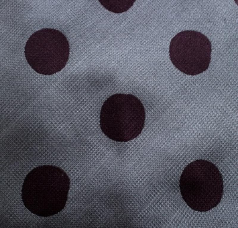 Pourquoi se contenter d'une simple cravate terne alors que vous pouvez ajouter une coupe luxueuse avec cette pièce en soie de Giorgio Armani ! En effet, cette cravate est parsemée de pois qui lui confèrent un attrait moderne. Veillez à associer la