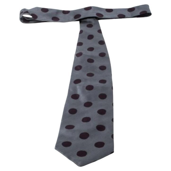 Cravate traditionnelle Giorgio Armani grise et bourgogne à pois en vente