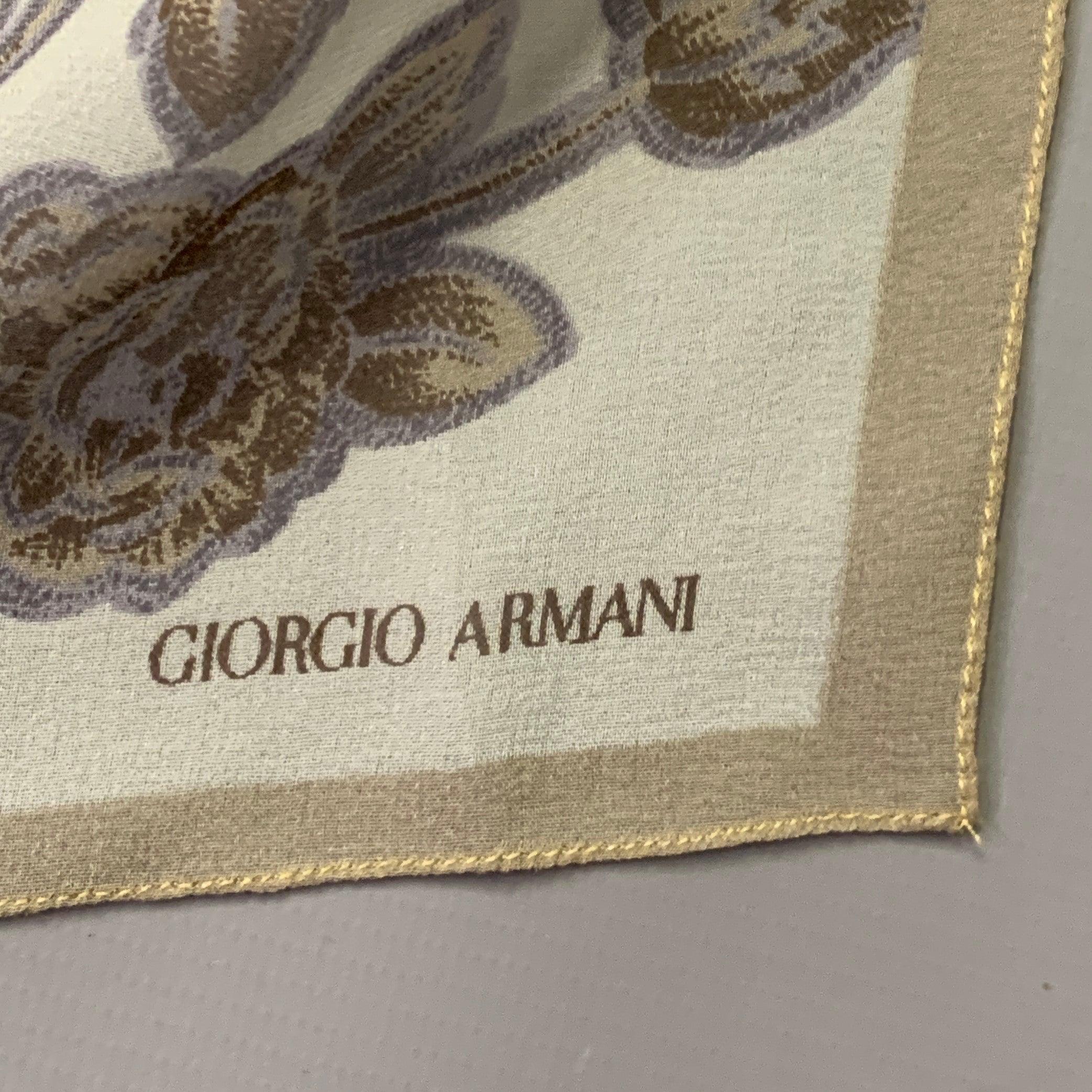 Sciarpa Giorgio Armani
in seta grigia e blu con un motivo floreale e un bordo a cornice.Ottime condizioni di usato. Segni minori. 

Misure: 
  60 x 18 pollici 
  
  
 
Riferimento Sui Generis: 138553
Categoria: Sciarpe e scialli
Ulteriori dettagli
 