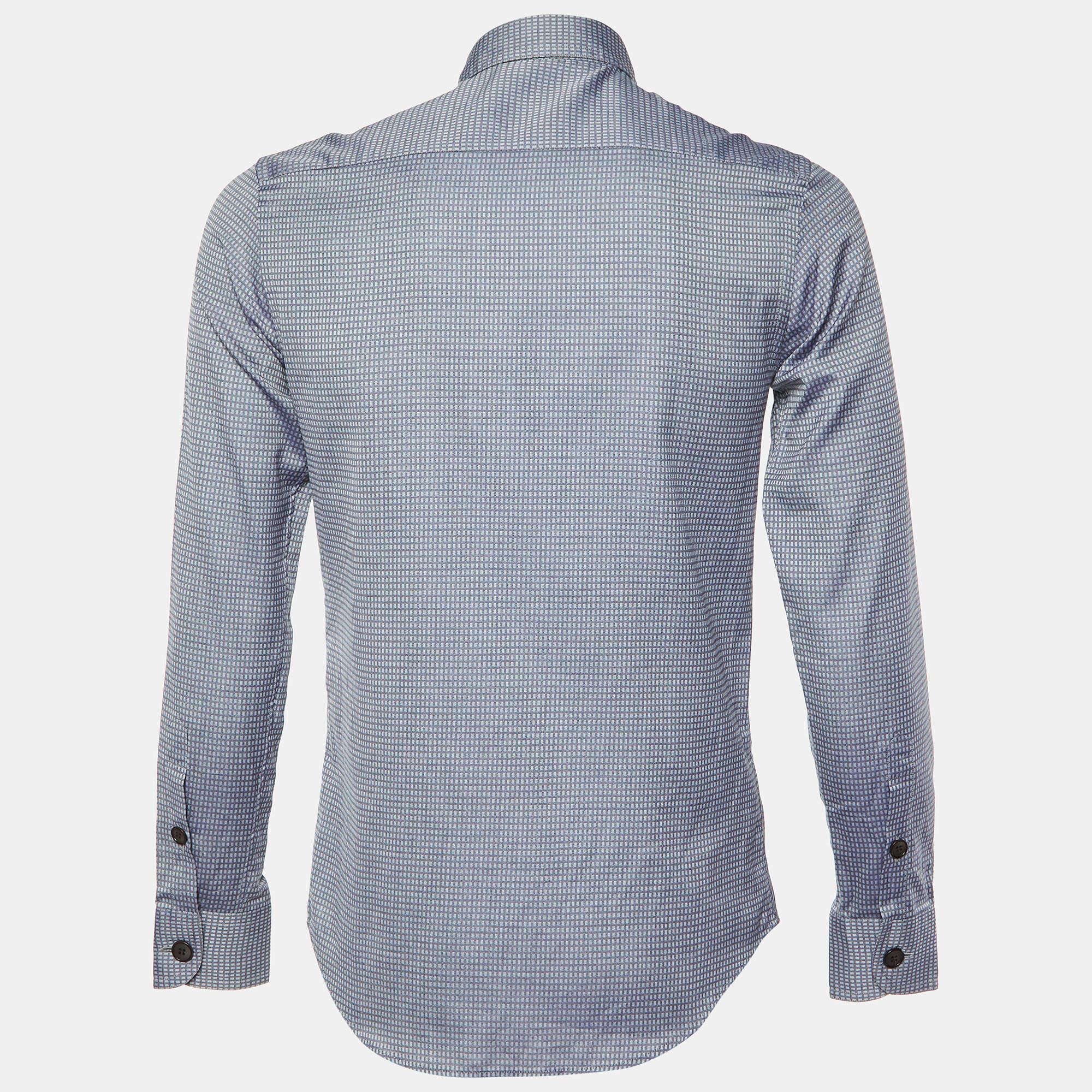 Las camisas son una parte indispensable de un armario, así que esta marca te trae una creación tan versátil como elegante. Se ha confeccionado con material de calidad en un tono versátil. La camiseta está detallada con elementos de la firma y un