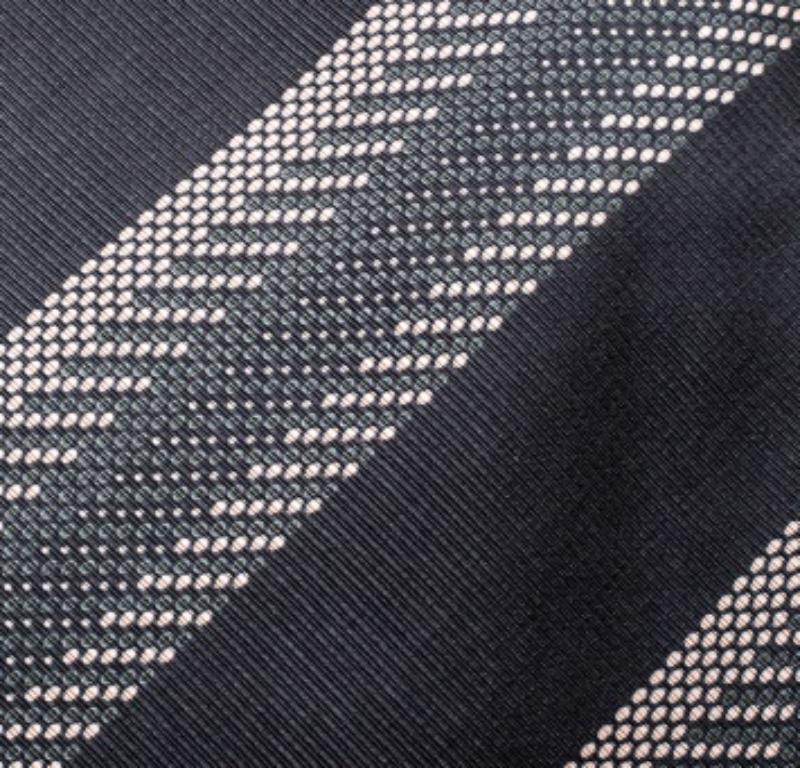 La lucentezza, il lusso e la morbidezza della seta aggiungono un tocco di eleganza a questa cravatta Giorgio Armani. Questa tradizionale cravatta grigia è caratterizzata da strisce diagonali a contrasto. Abbinalo ai tuoi migliori abiti da cerimonia