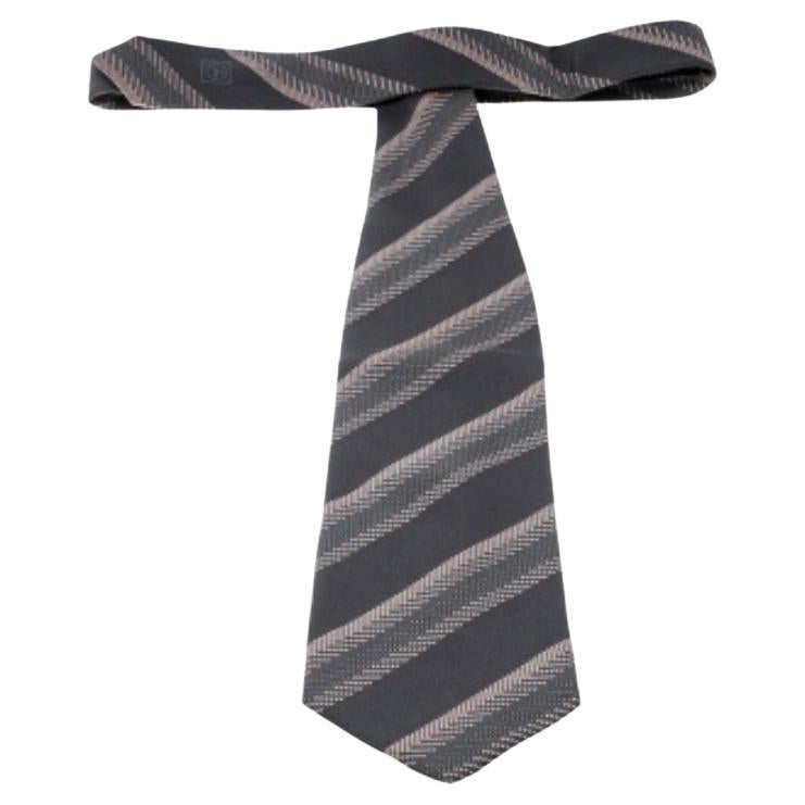 Giorgio Armani Cravatta tradizionale in seta jacquard a righe diagonali grigie a contrasto in vendita