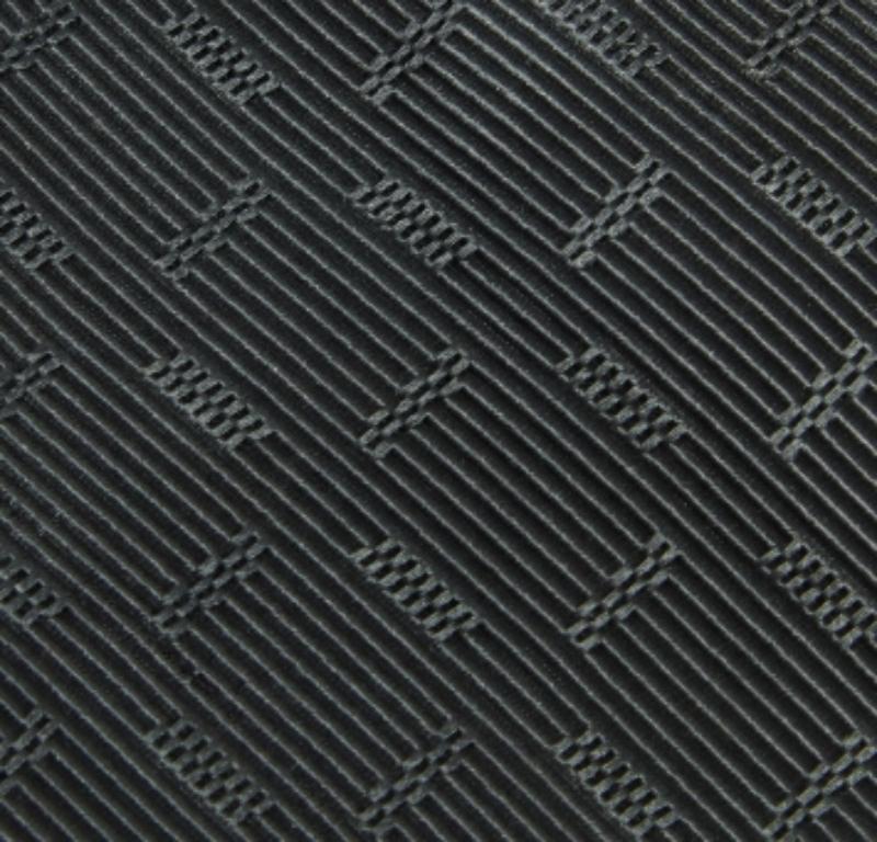 This Giorgio Armani tie is a perfect formal accessory that has a sharp and modern appeal. Made from luxurious materials, it features intricate patterns, and the brand label is neatly stitched at the back. It is sure to add oodles of style to your
